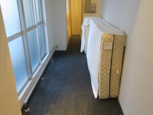 TSUKIMI HOTEL ベッドルーム裏の物置 大きな荷物はここに置けます