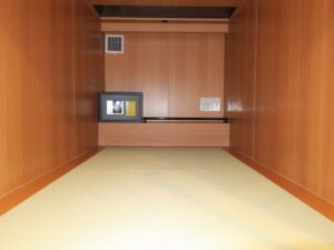 TSUKIMI HOTEL カプセルルーム内 ベッドメイキング前 下には畳が敷いてあります