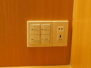 TSUKIMI HOTEL カプセルルーム スイッチ部 照明・換気扇のスイッチとACコンセント、USBポートがあります
