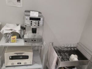 TSUKIMI HOTEL キッチン コーヒーメーカーとオーブントースターがあります