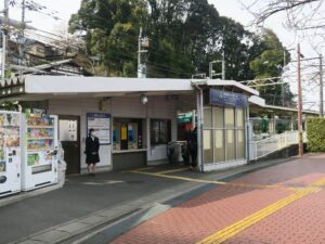 京阪石山坂本線 石山寺駅 駅舎 ICカード対応の自動改札機と自動券売機があります