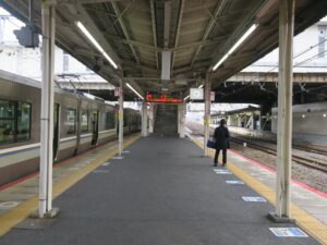 JR琵琶湖線 草津駅 3番線・4番線 主に琵琶湖線で大津・京都・大阪・神戸・姫路方面に行く列車が発着します