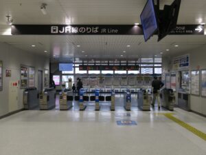 JR草津線 草津駅 改札口 ICカード対応の自動改札機が並びます