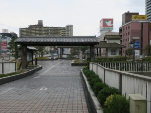 JR琵琶湖線 草津駅 東口 ペテストリアンデッキ上に草津宿があります