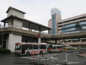 JR草津線 草津駅 東口 駅前には百貨店やショッピングセンター、バスターミナルがあります