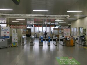 JR東海道本線 彦根駅 改札口 ICカード対応の自動改札機が並びます