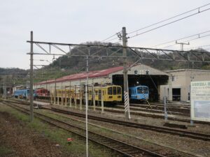 近江鉄道本線 彦根駅 駅に隣接して車庫と工場があります