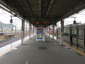 JR琵琶湖線 米原駅 2番線・3番線 主に琵琶湖線で彦根・草津・大津・京都・大阪・神戸・姫路方面に行く列車が発着します