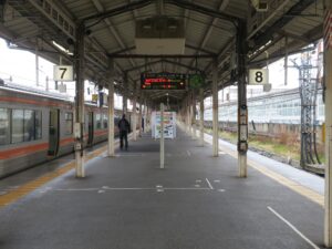 JR東海道本線 米原駅 7番線・8番線 主に東海道線で大垣・岐阜・名古屋方面に行く列車が発着します