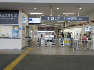JR琵琶湖線 米原駅 在来線改札口 ICカード対応の自動改札機が並びます