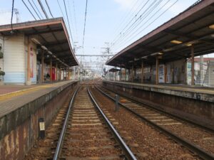 京阪石山坂本線 近江神宮前駅 ホーム 左は坂本比叡山口方面行きの列車が発着します 右はびわ湖浜大津・膳所・石山寺方面行きの列車が発着します