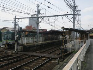 京阪石山坂本線 近江神宮前駅 ホーム 左はびわ湖浜大津・膳所・石山寺方面行きの列車が発着します 右は坂本比叡山口方面行きの列車が発着します