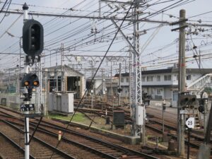 京阪石山坂本線 近江神宮前駅 駅に隣接して車庫と工場があります