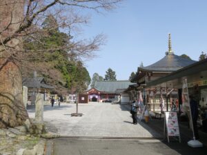 比叡山 延暦寺 境内 正面に延暦寺会館、右に根本中道があります