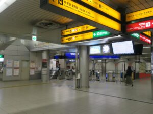 京阪電気鉄道本線 三条駅 改札口 ICカード対応の自動改札機が並びます