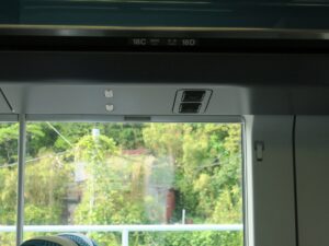 JR東日本 E257系 特急踊り子 特急湘南 指定席車両 座席の上に空き状況を示すランプが付いています