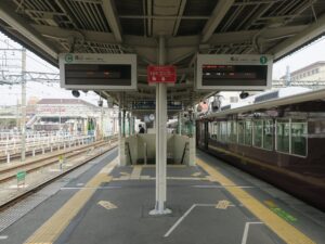 阪急嵐山線 桂駅 C号線・1号線 主に嵐山方面に行く列車が発着します