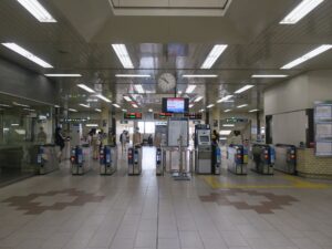 阪急京都線 桂駅 改札口 交通系ICカード対応の自動改札機が並びます