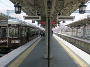 阪急嵐山線 嵐山駅 ホーム 桂方面行きの列車が発着します