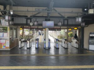 阪急嵐山線 嵐山駅 改札口 ICカード対応の自動改札機が並びます