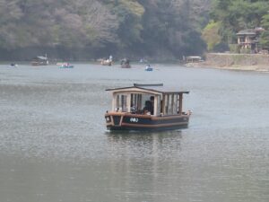 桂川を渡る船 嵐山 渡月橋から撮影