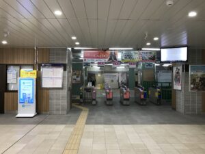 京成千葉線 千葉中央駅 改札口 PASMO・Suicaなどの交通系ICカード対応の自動改札機が並びます