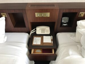 京成ホテルミラマーレ モデレートツイン 枕元 電話と目覚まし時計、照明のスイッチがあります