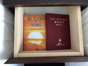京成ホテルミラマーレ モデレートツイン 枕元 新約聖書が入っていました