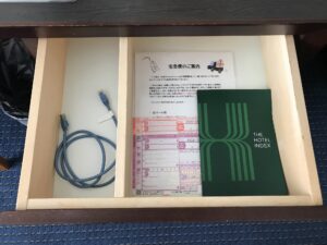 京成ホテルミラマーレ モデレートツイン デスク下右 引き出しにはLANケーブルと宅急便伝票が入っていました