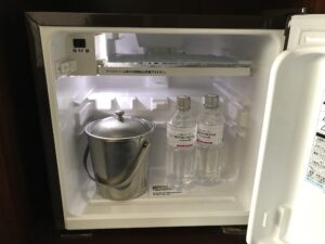 京成ホテルミラマーレ モデレートツイン クローゼット 冷蔵庫の中身 無料で飲める未ミネラルウォーターが入っていました