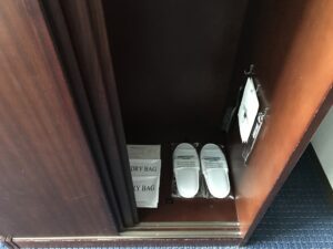京成ホテルミラマーレ モデレートツイン クローゼット中 スリッパとランドリー伝票があります
