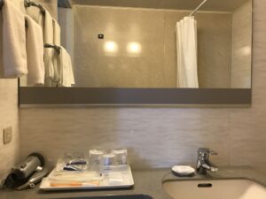 京成ホテルミラマーレ モデレートツイン 洗面台とドライヤー、アメニティ