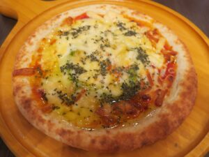 マルゲリータピザ 失敗作 ザ・グランドスパ南大門にて 拡大するとチーズが解けずに原型を残しているのがわかります