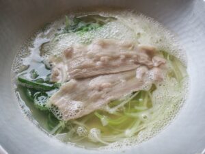 上州麦豚と山盛りネギのつけしゃぶ 熊谷天然温泉 葱と豚肉をお鍋に投入したところ 花湯スパリゾートにて