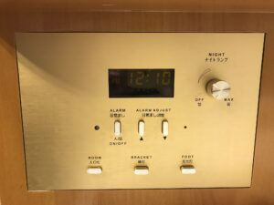 アパホテル 高崎駅前 シングル 枕元のパネル 目覚まし時計と照明のスイッチがあります