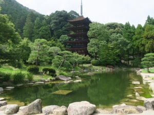 香山公園 池 後ろに瑠璃光寺五重塔が見えます