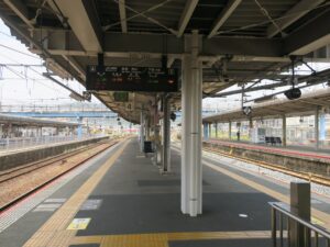 JR山陽本線 新山口駅 4番線・5番線 主に山陽本線で防府・徳山方面に行く列車が発着します