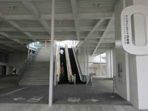 JR山陽本線 新山口駅 北口 自由通路への階段・エスカレーター