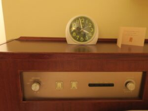 山口 湯田温泉 ホテルニュータナカ シングルルーム 枕元 目覚まし時計とエアコン、照明のスイッチがあります