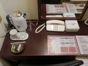 山口 湯田温泉 ホテルニュータナカ シングルルーム 電気ポットと電話、ティッシュがあります