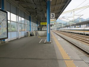 JR山陽新幹線 新岩国駅 3番線 主に新山口・博多方面に行く列車が発着します
