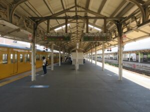 JR山陽本線 下関駅 6番線・7番線 主に厚狭・新山口方面に行く列車と、小倉方面に行く列車が発着します