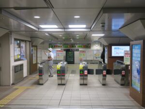 JR山陽本線 下関駅 改札口 SUGOCA・ICOCA・Suica・PASMOなどの交通系ICカード対応の自動改札機が並びます