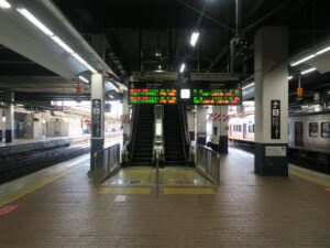 JR鹿児島本線 小倉駅 3番線・4番線 3番線は主に山陽本線の下関方面に行く列車が発着します 4番線は主に鹿児島本線で博多方面に行く特急が発着します
