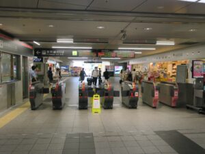 JR鹿児島本線 小倉駅 在来線改札口 SUGOCA・Suica・PASMOなどの交通系ICカード対応の自動改札機が並びます