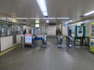 北九州モノレール 企救丘駅 改札口 SUGOCA、Suica、PASMOなどの交通系ICカード対応の自動改札機が並びます