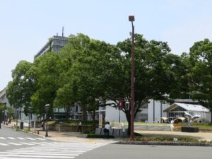 下関市役所 建物の前の交差点