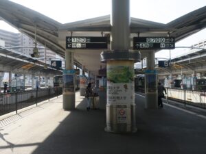 JR瀬戸大橋線 高松駅 4番線・5番線 4番線は主に予讃線で多度津・観音寺・松山方面と、土讃線で琴平・高知方面に行く列車が発着します 5番線は主に瀬戸大橋線で岡山方面に行く列車が発着します