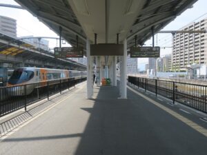 JR土讃線 高松駅 8番線・9番線 主に予讃線で多度津・観音寺・松山方面と、土讃線で琴平・高知方面に行く列車が発着します