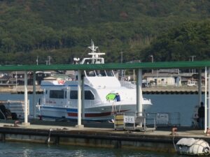 小豆島 土庄港 高速船乗り場 高松行き高速船 スーパーマリンが着岸しようとしています